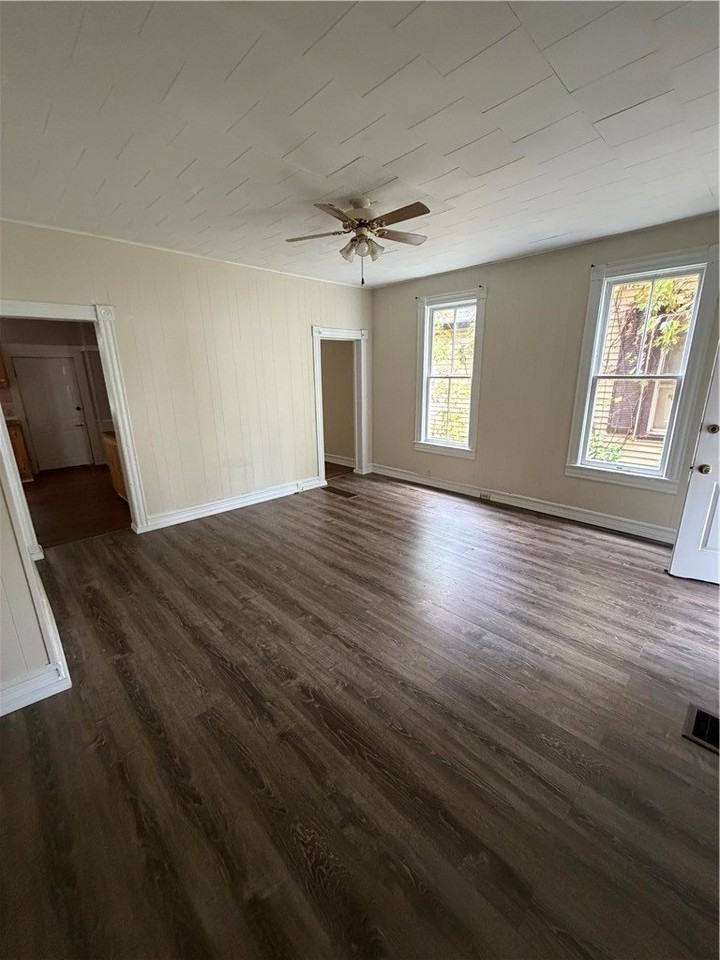 1103 Oak St - Photo 6 of 8