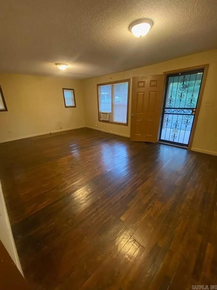 3117 S Pulaski St - Photo 6 of 11