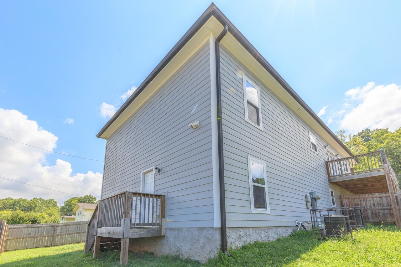 2015 N Chamberlain Ave - Photo 4 of 30
