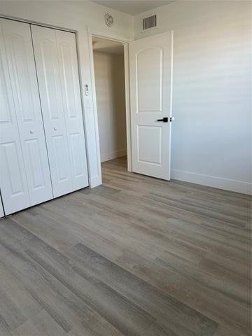 9440 Southwest 8th Street - Photo 5 of 8
