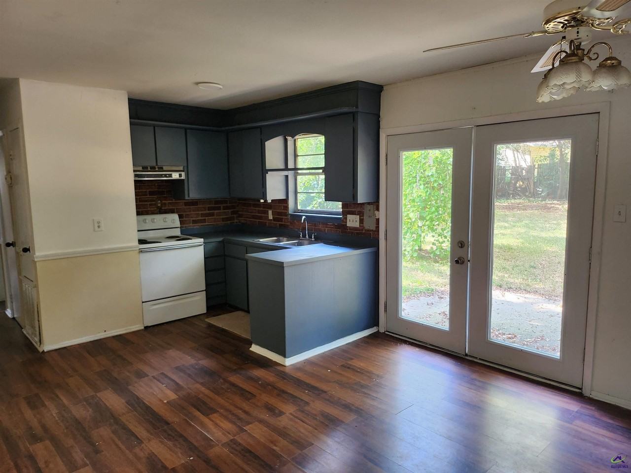 205 Debra Dr - Photo 3 of 11