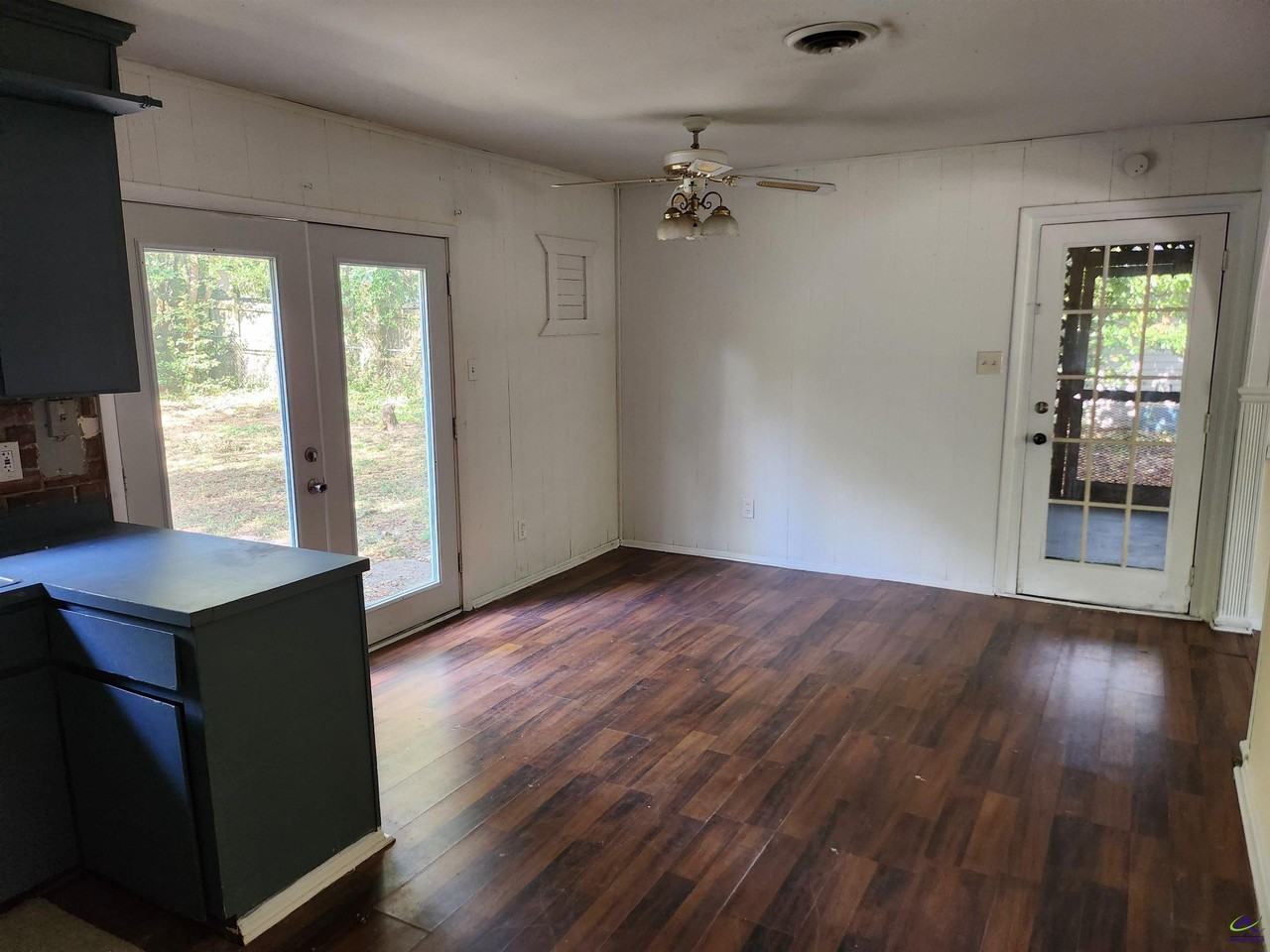 205 Debra Dr - Photo 4 of 11