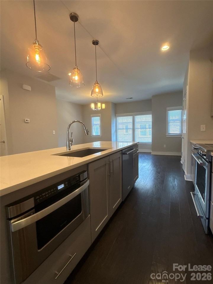 1420 W 4th St - Photo 5 of 19