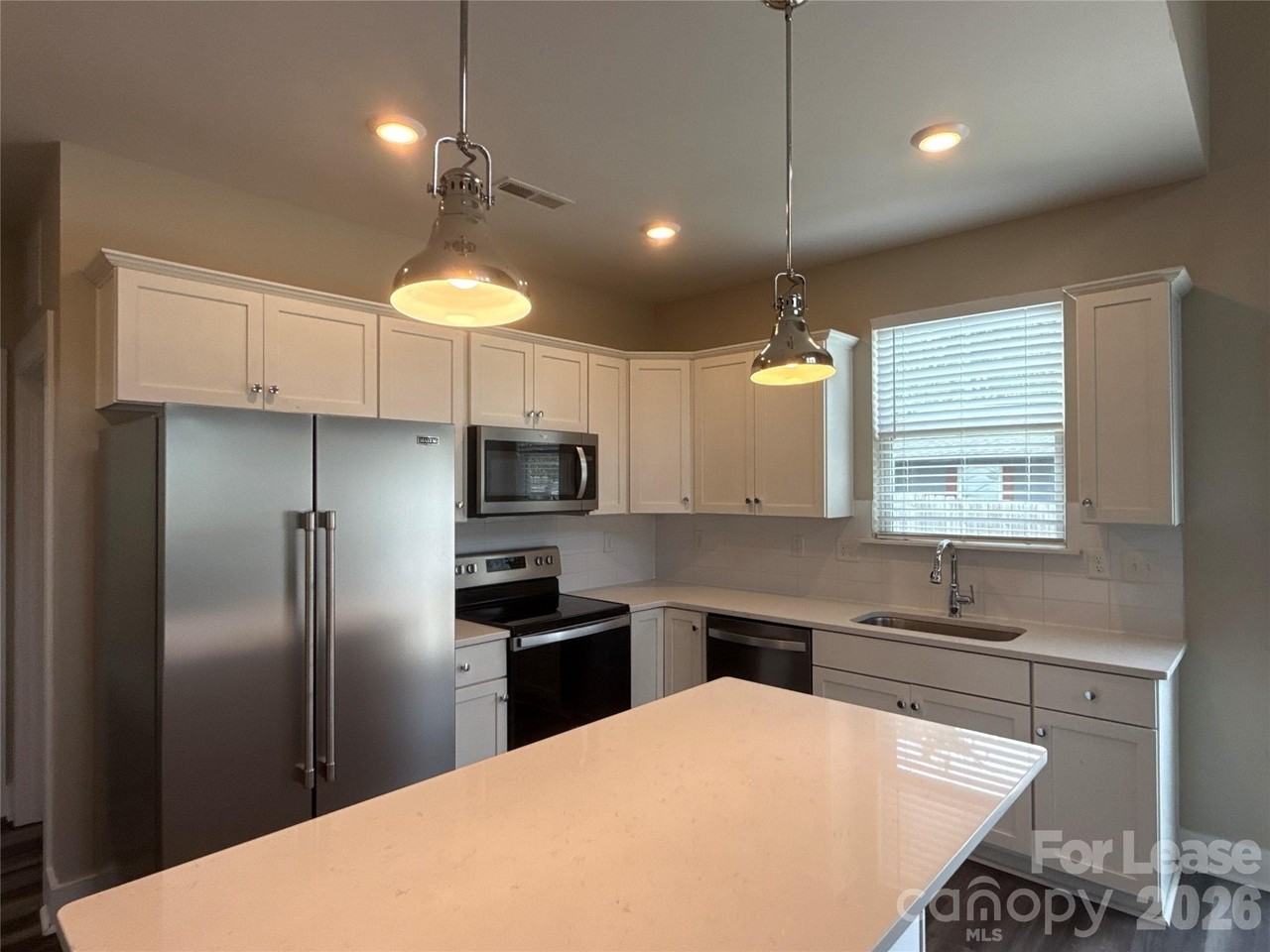 1009 Justice Ave - Photo 5 of 18