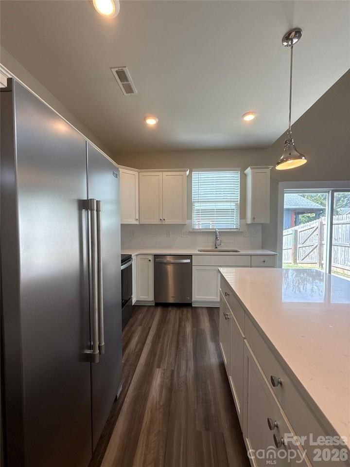 1009 Justice Ave - Photo 7 of 18