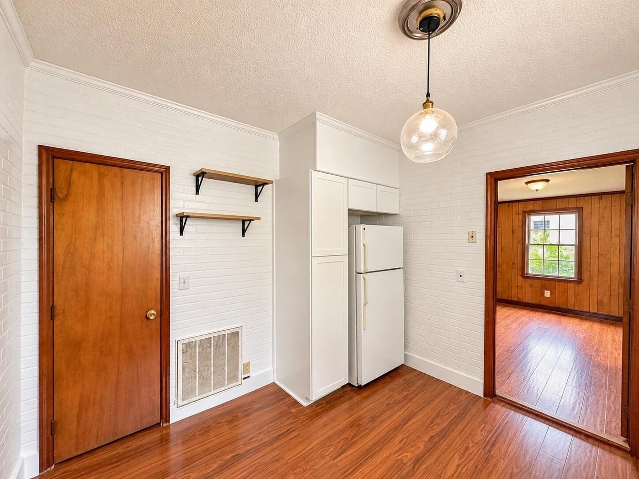 211 W Poplar St #A - Photo 7 of 20