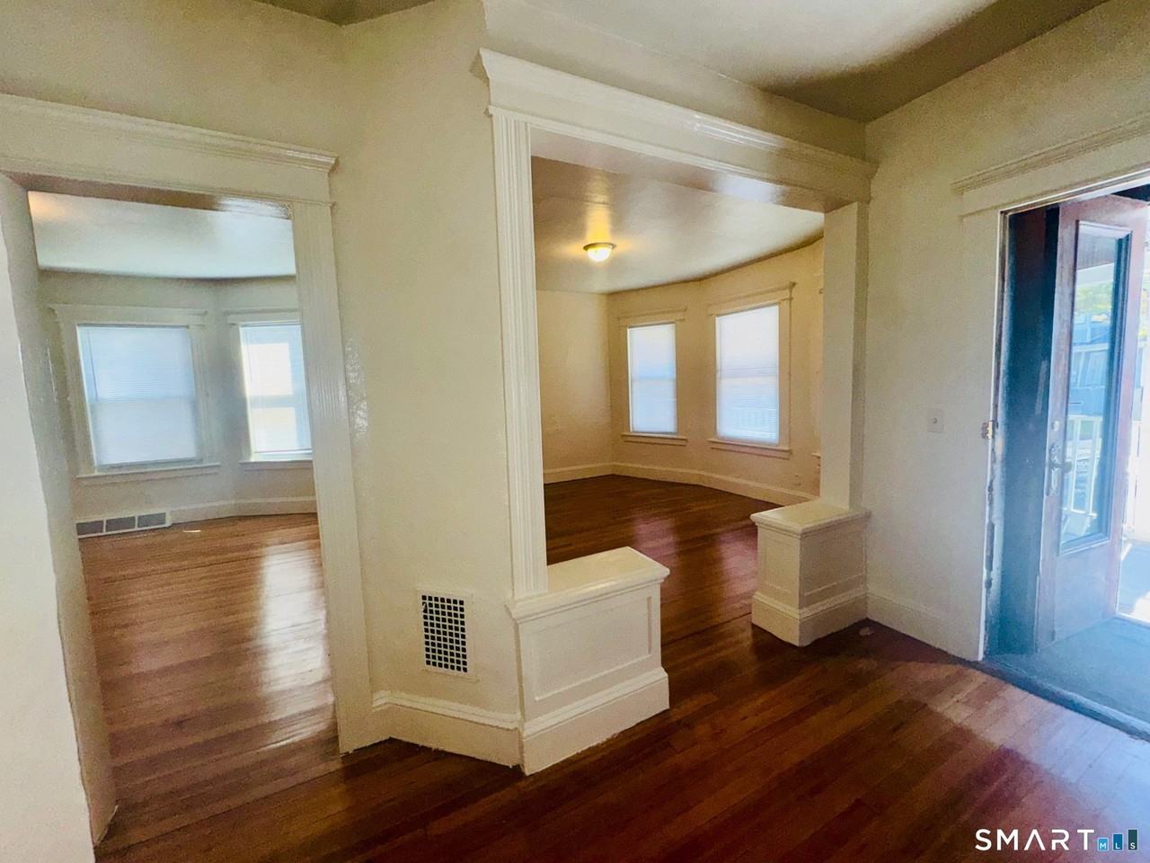 962 Howard Ave - Photo 3 of 8