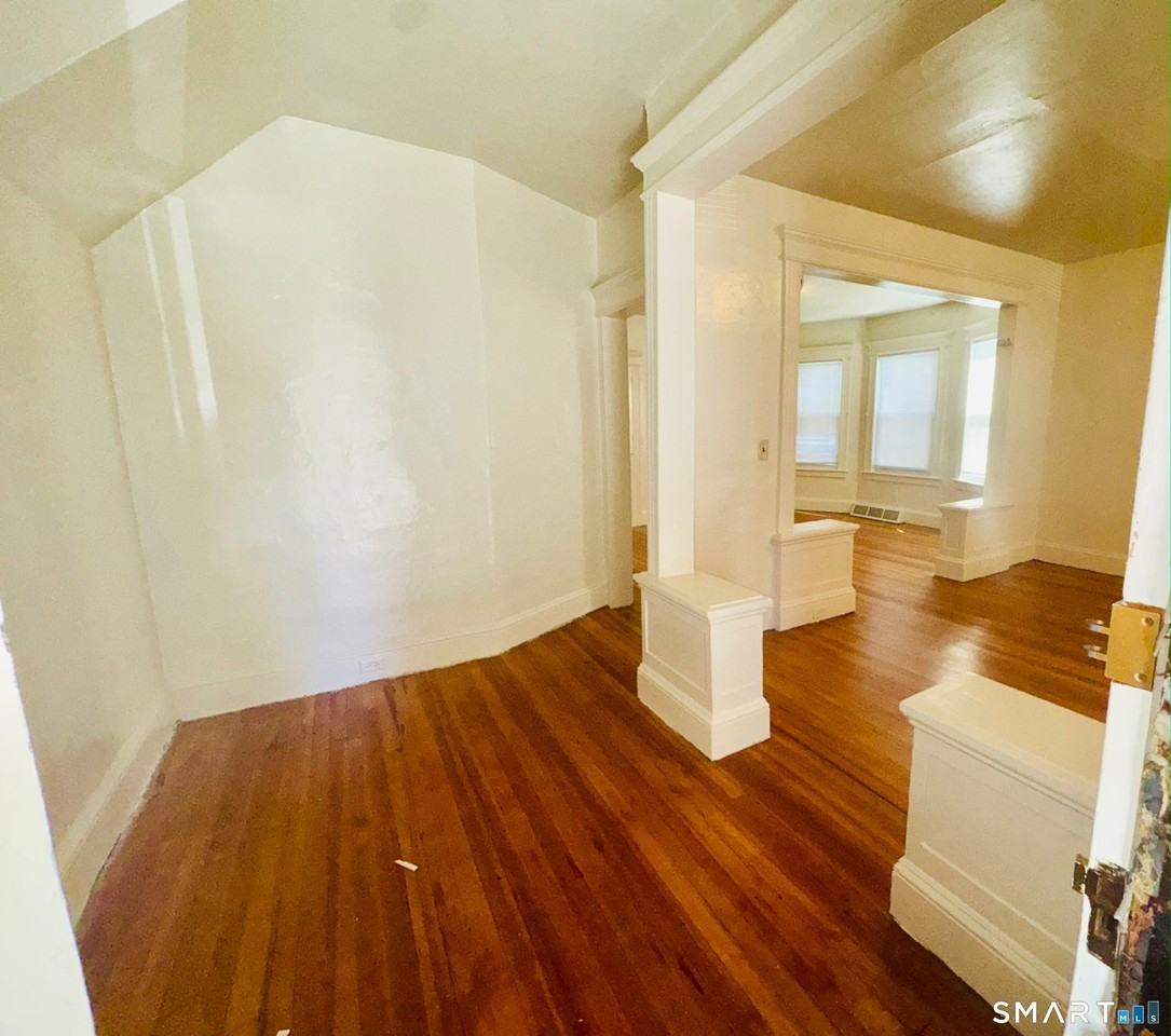 962 Howard Ave - Photo 4 of 8