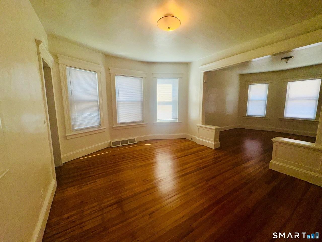 962 Howard Ave - Photo 5 of 8
