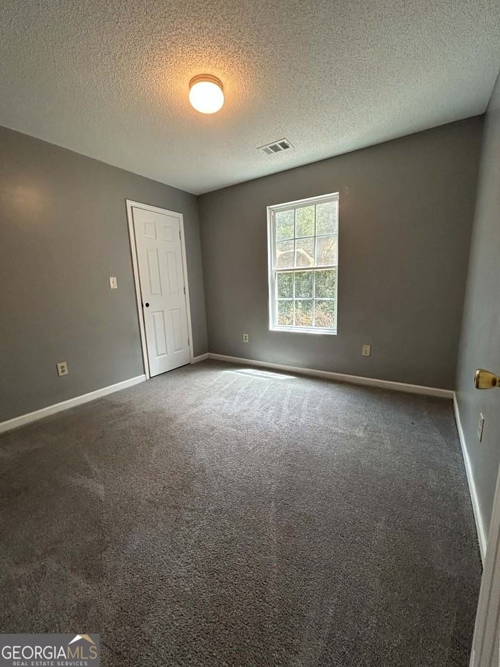 460 Elm St - Photo 4 of 11