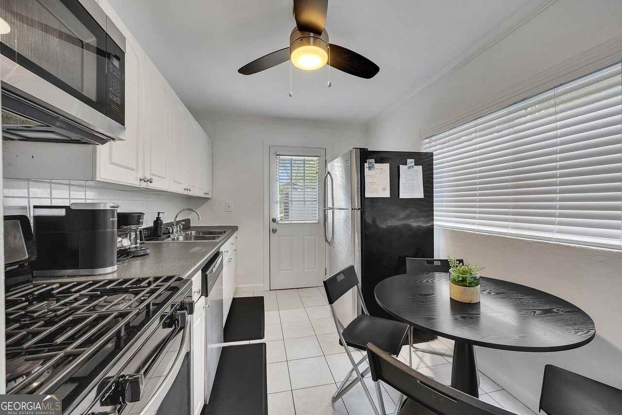 1040 Herndon St Nw #B - Photo 7 of 25