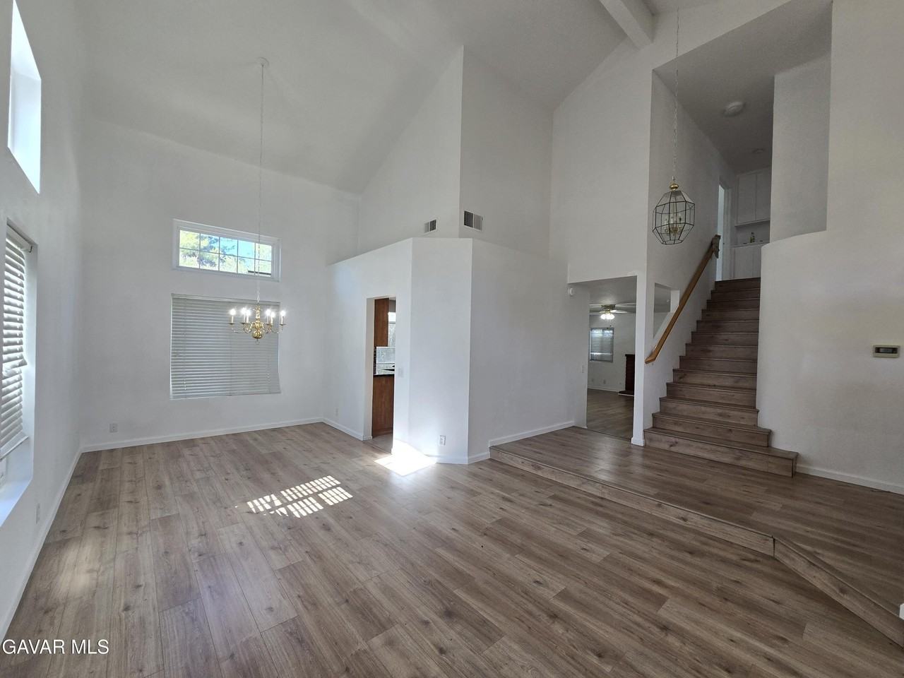 2602 Overland Ave - Photo 4 of 21