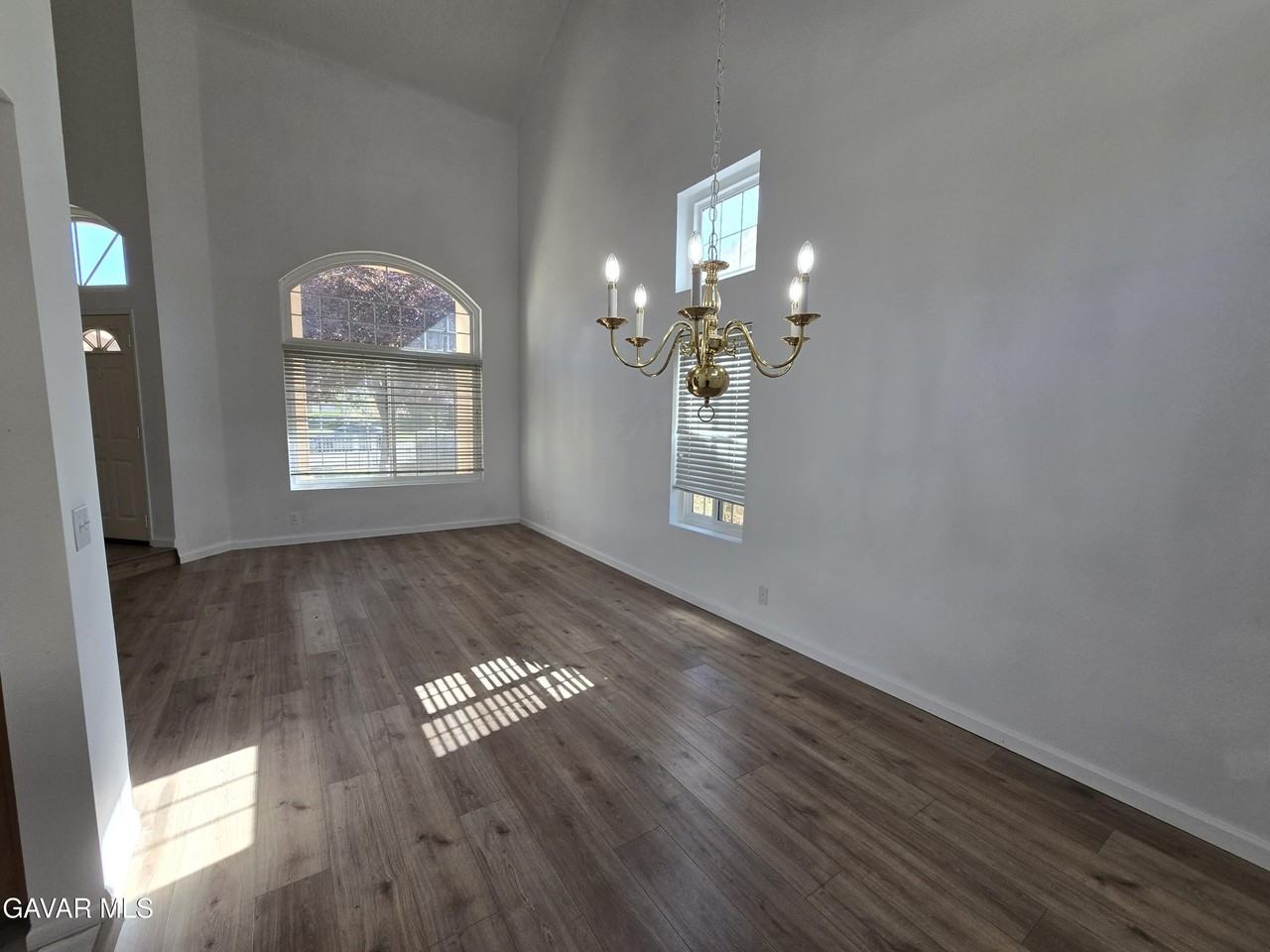2602 Overland Ave - Photo 5 of 21