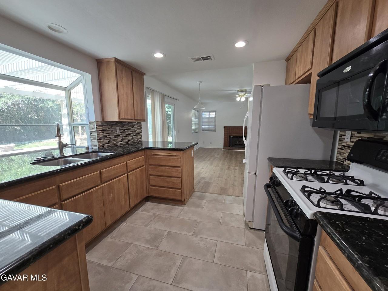 2602 Overland Ave - Photo 6 of 21