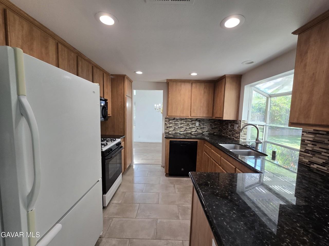 2602 Overland Ave - Photo 7 of 21
