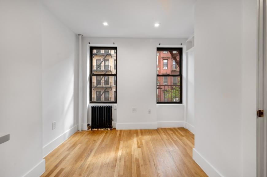 437 E 9th St - Photo 4 of 6