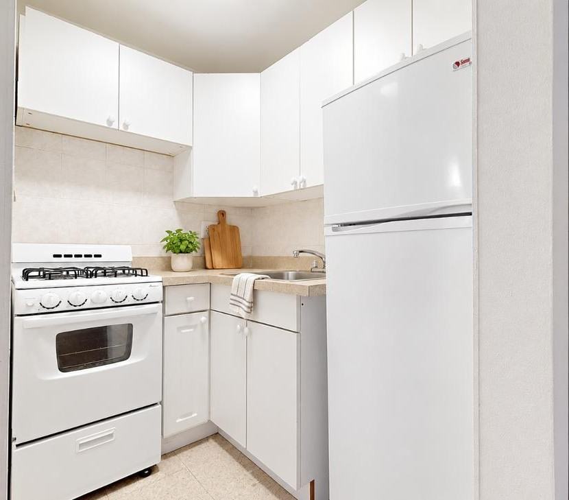371 1st Ave - Photo 4 of 5