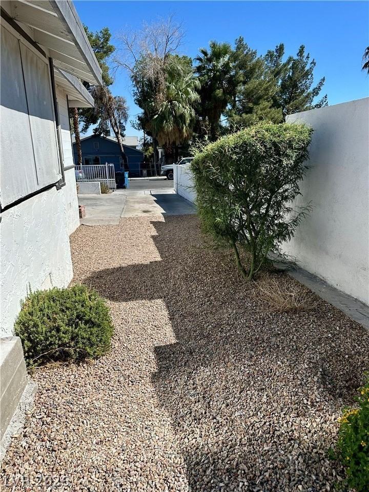305 N 15th St #C - Photo 3 of 17