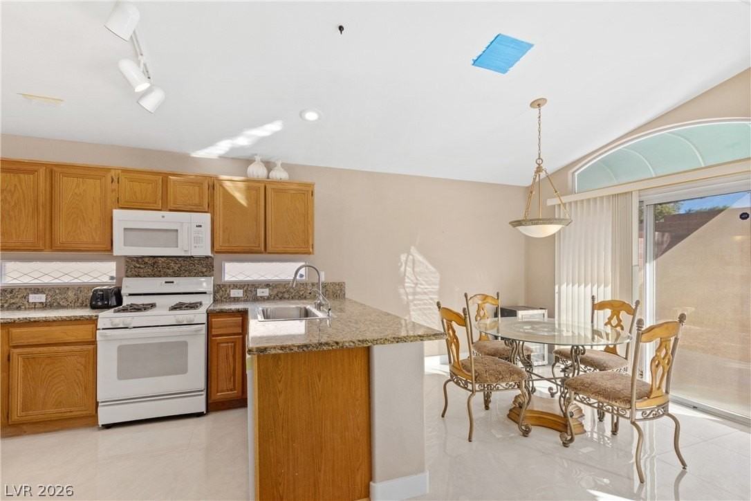 2555 Sundew Ave - Photo 3 of 24