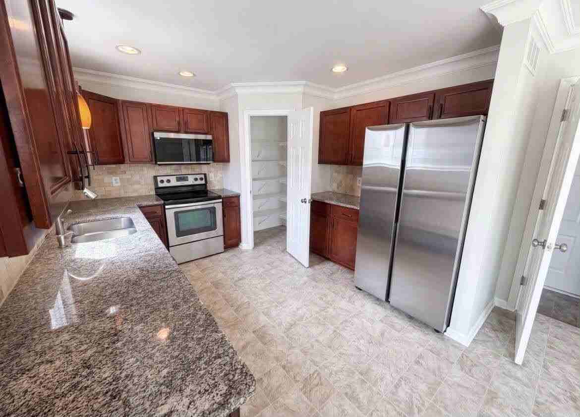 42824 Greystone Dr - Photo 4 of 10