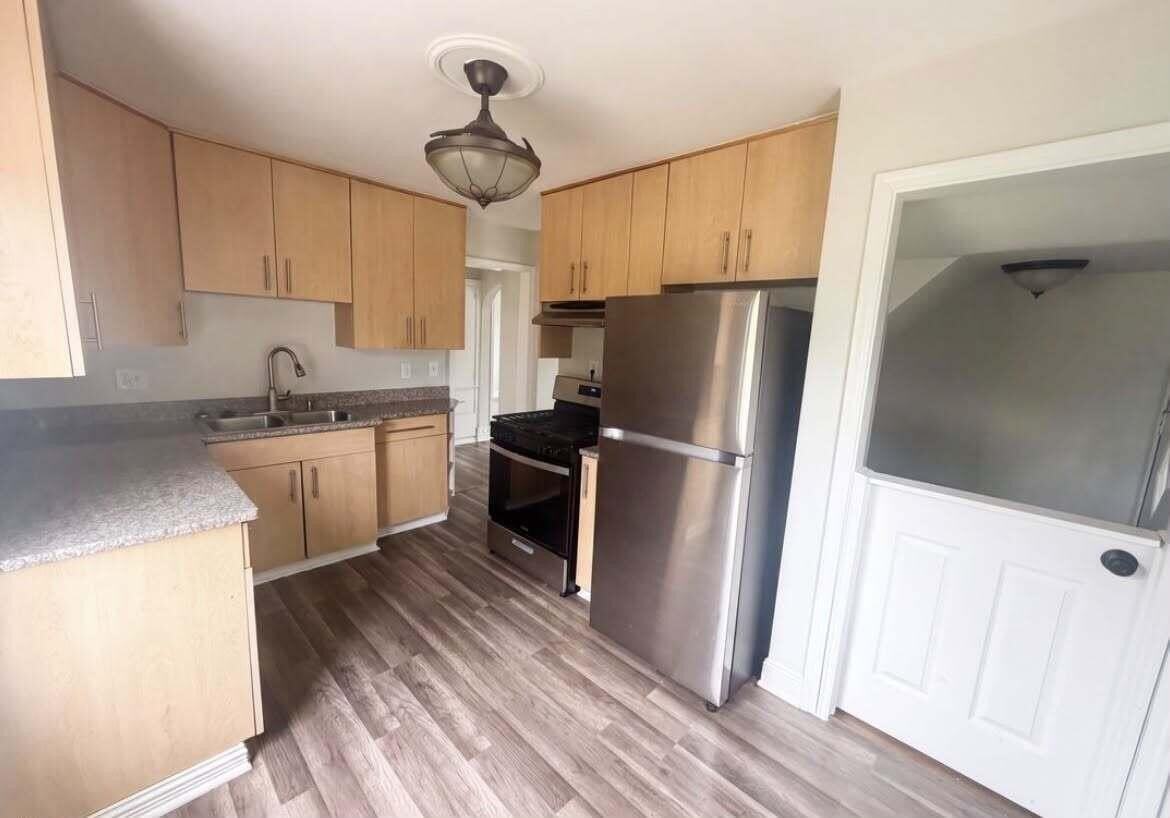 17590 Eastland St - Photo 3 of 9