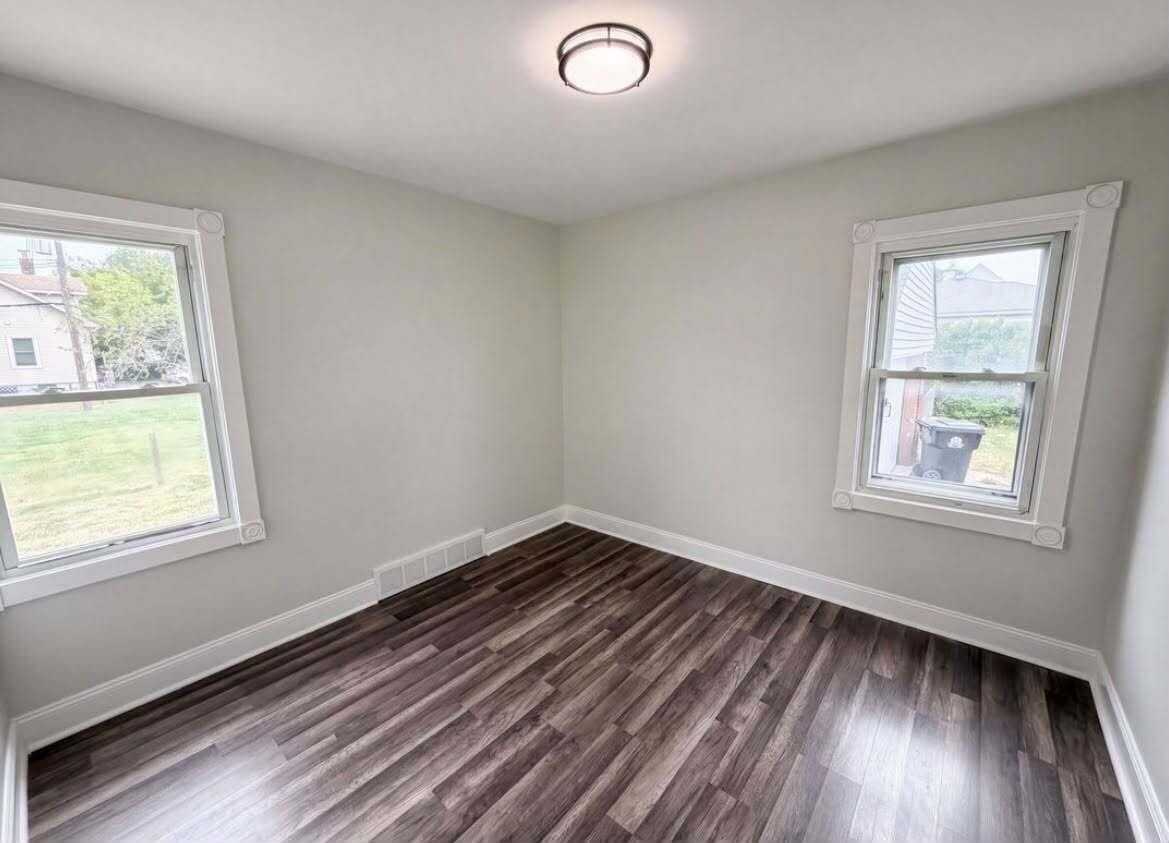 17590 Eastland St - Photo 4 of 9