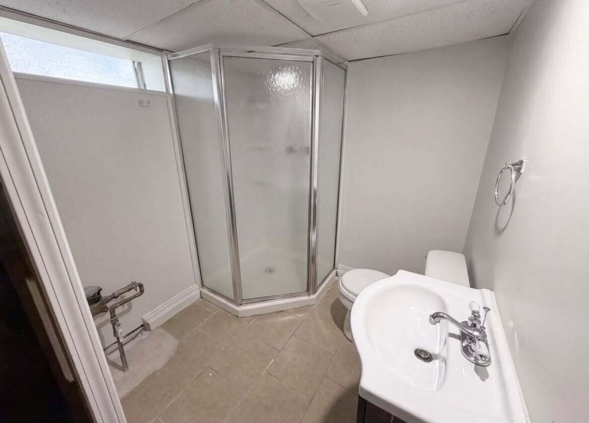 17590 Eastland St - Photo 7 of 9