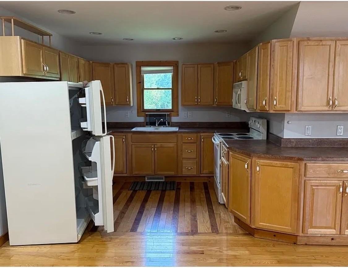 55742 Resort Rd - Photo 3 of 9