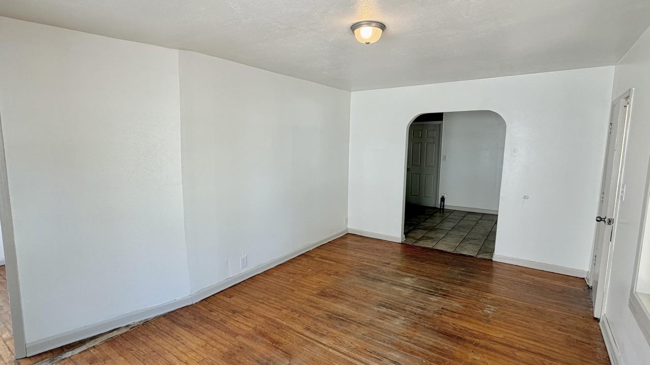 1406 W 5th St - Photo 5 of 16
