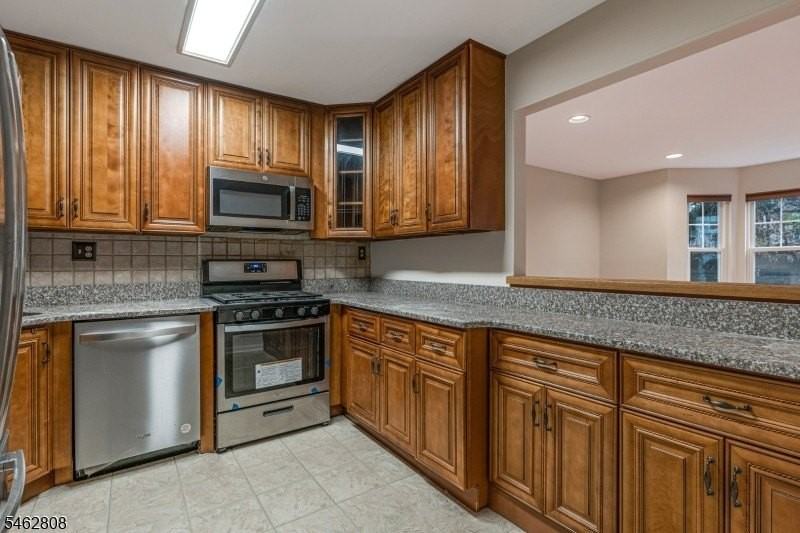 293 Greenfield Rd - Photo 6 of 36