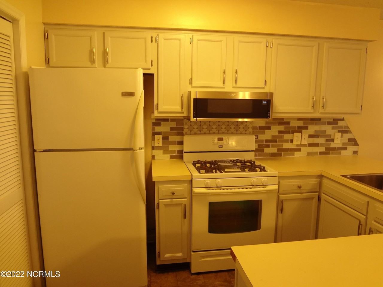 135 W Victoria Ct #B - Photo 2 of 29