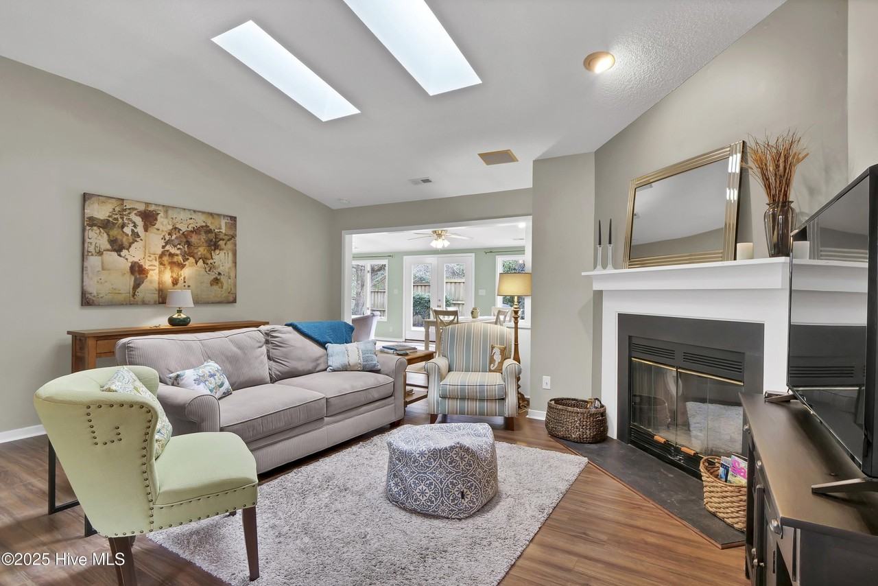 7204 Lounsberry Ct - Photo 4 of 32