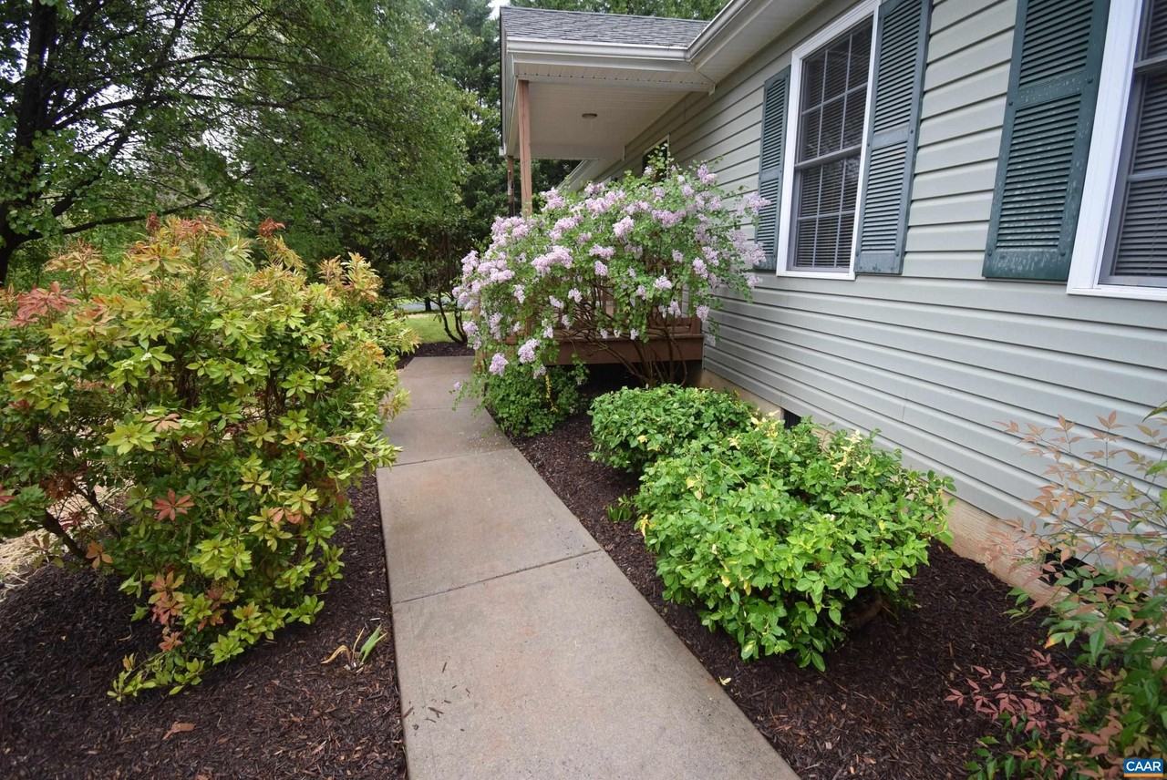 37 Lafayette Dr - Photo 2 of 27