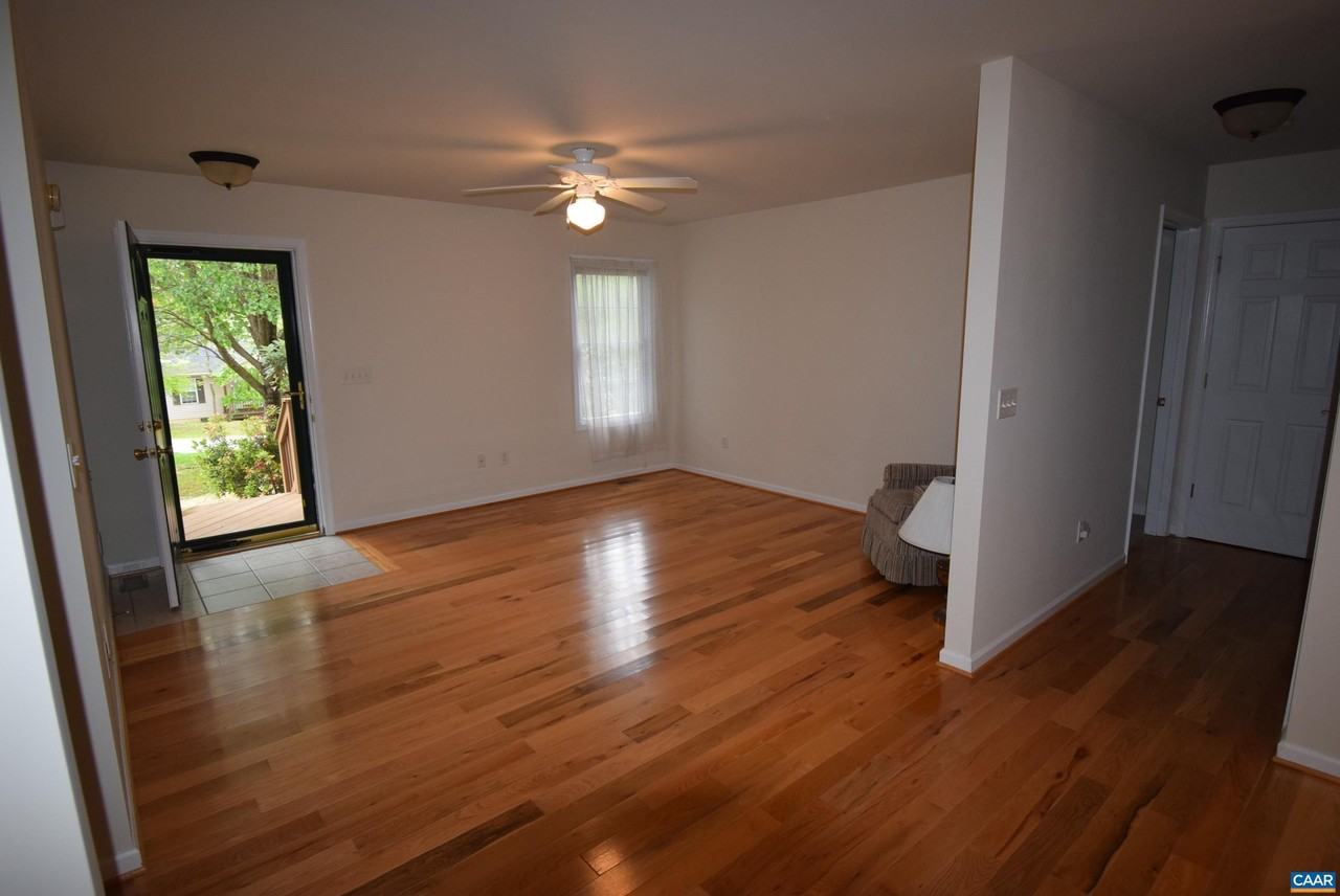 37 Lafayette Dr - Photo 5 of 27