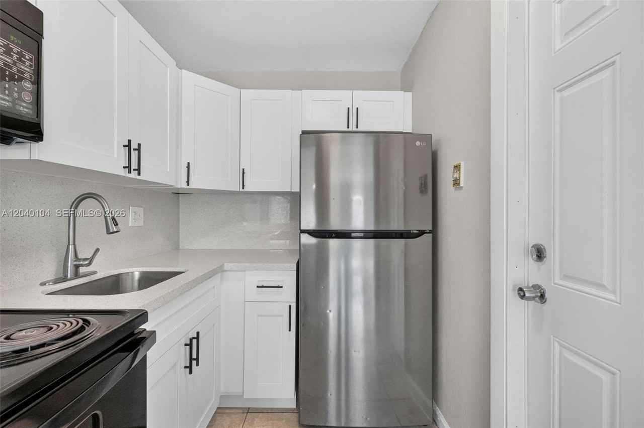 1900 Ne 8th Ct #1900-02 - Photo 3 of 8