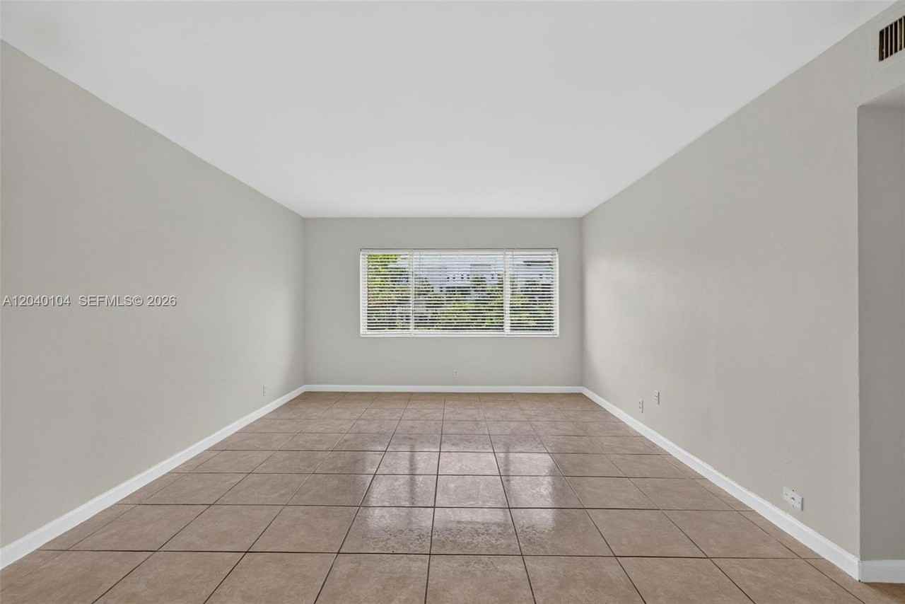 1900 Ne 8th Ct #1900-02 - Photo 4 of 8