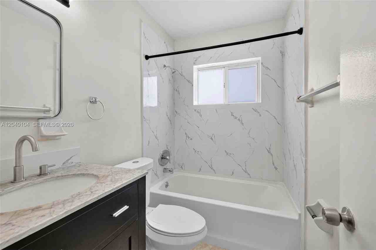 1900 Ne 8th Ct #1900-02 - Photo 5 of 8