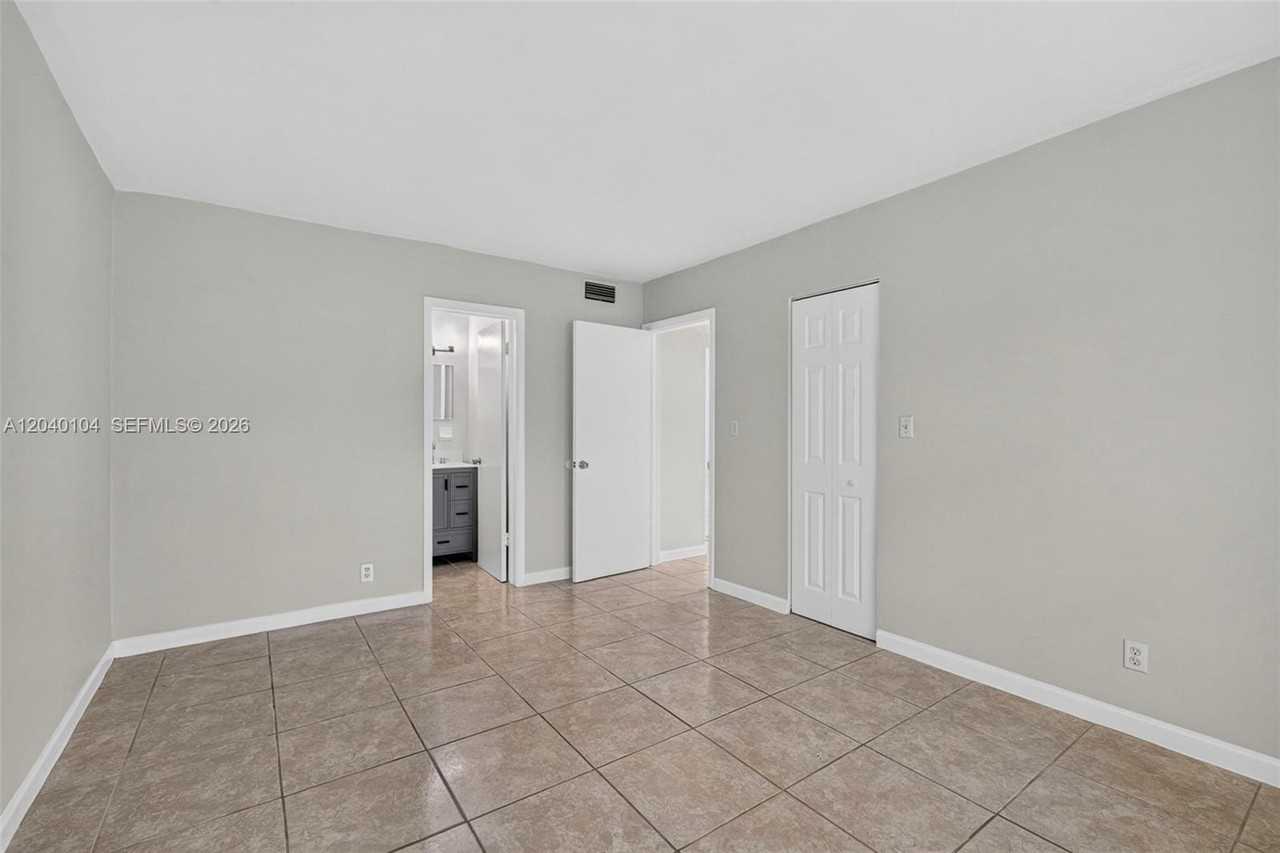 1900 Ne 8th Ct #1900-02 - Photo 7 of 8