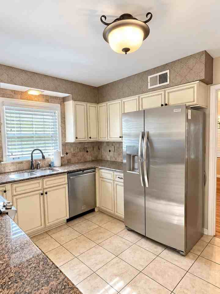 6922 Great Oaks Rd - Photo 3 of 16