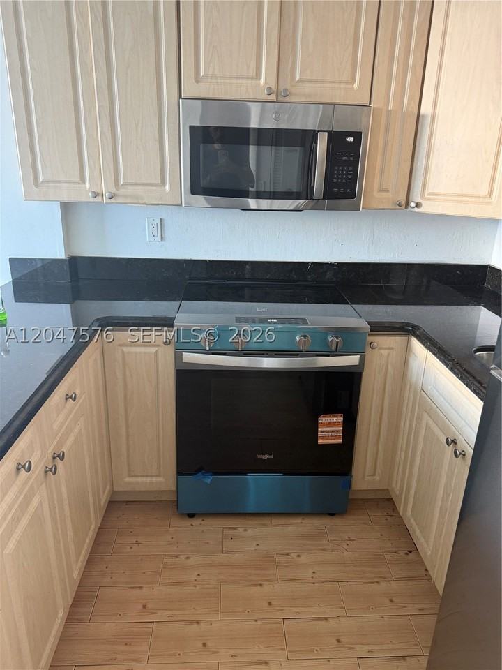 1990 Marseille Dr #303 - Photo 4 of 26