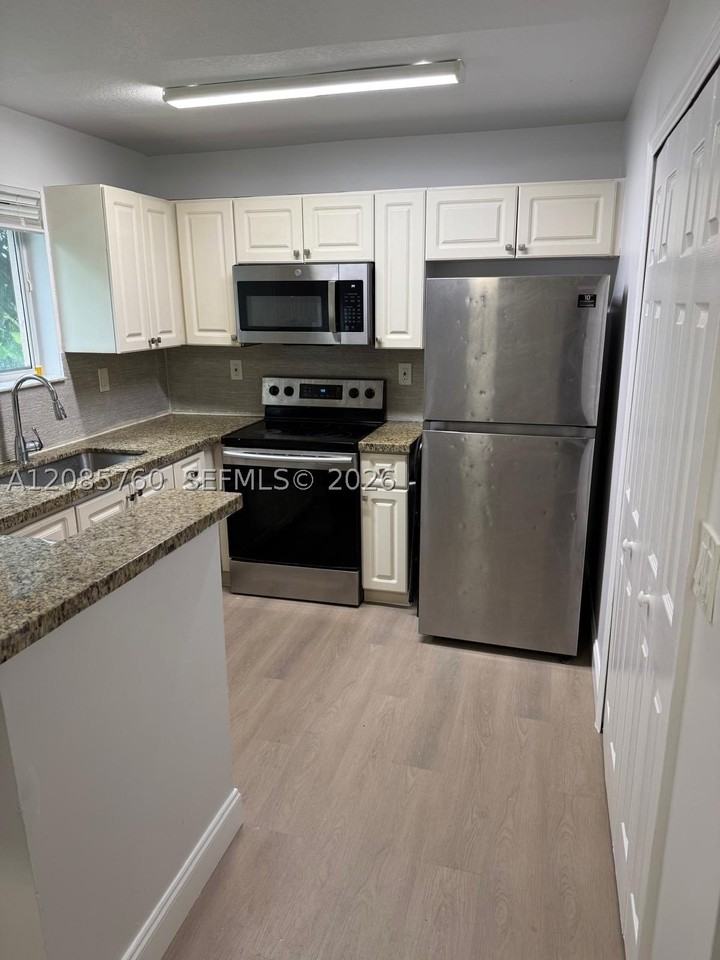 1251 Se 28th Ct #206 - Photo 6 of 19