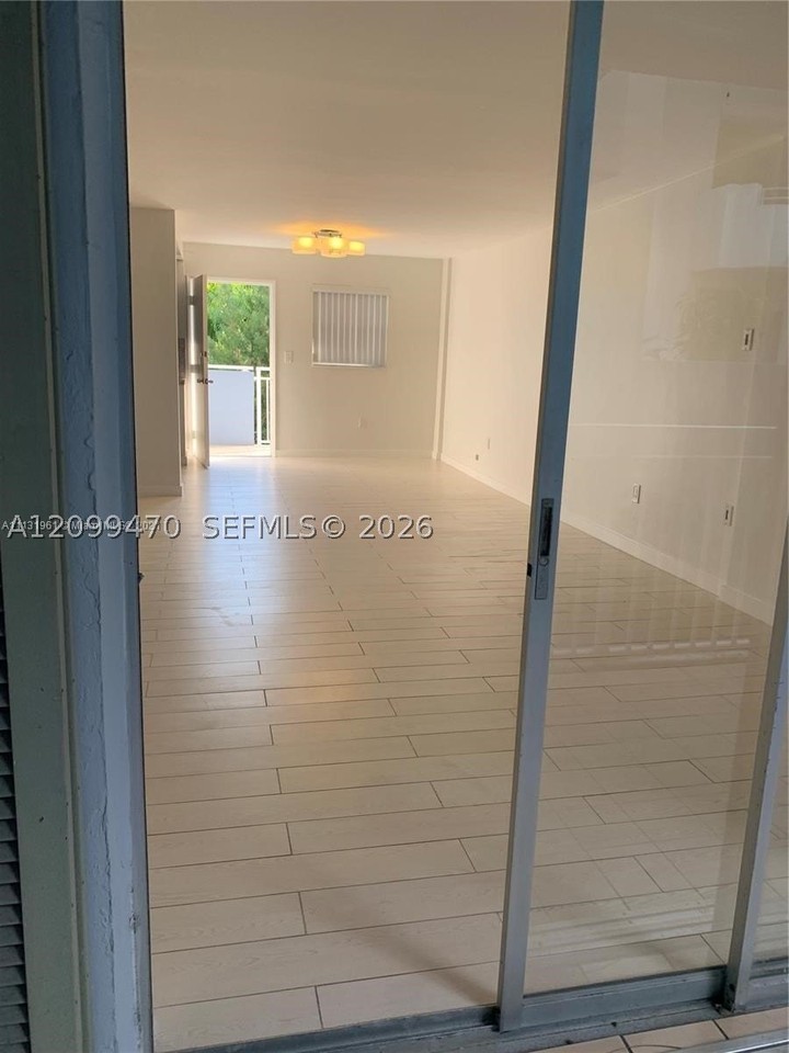 947 Lenox Ave #204 - Photo 4 of 21