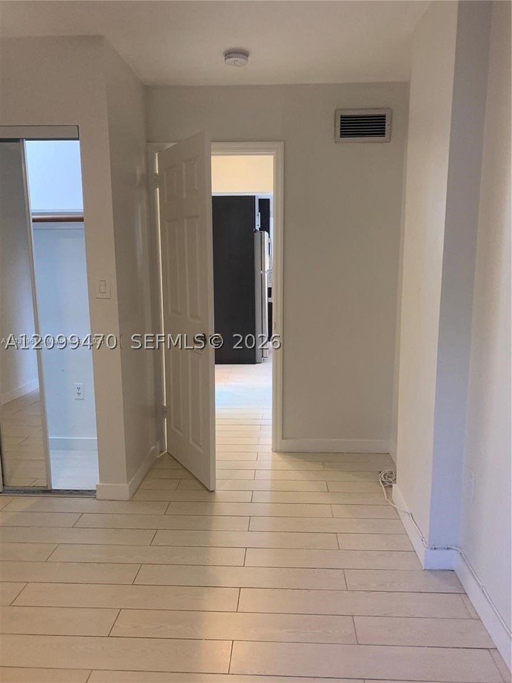 947 Lenox Ave #204 - Photo 5 of 21