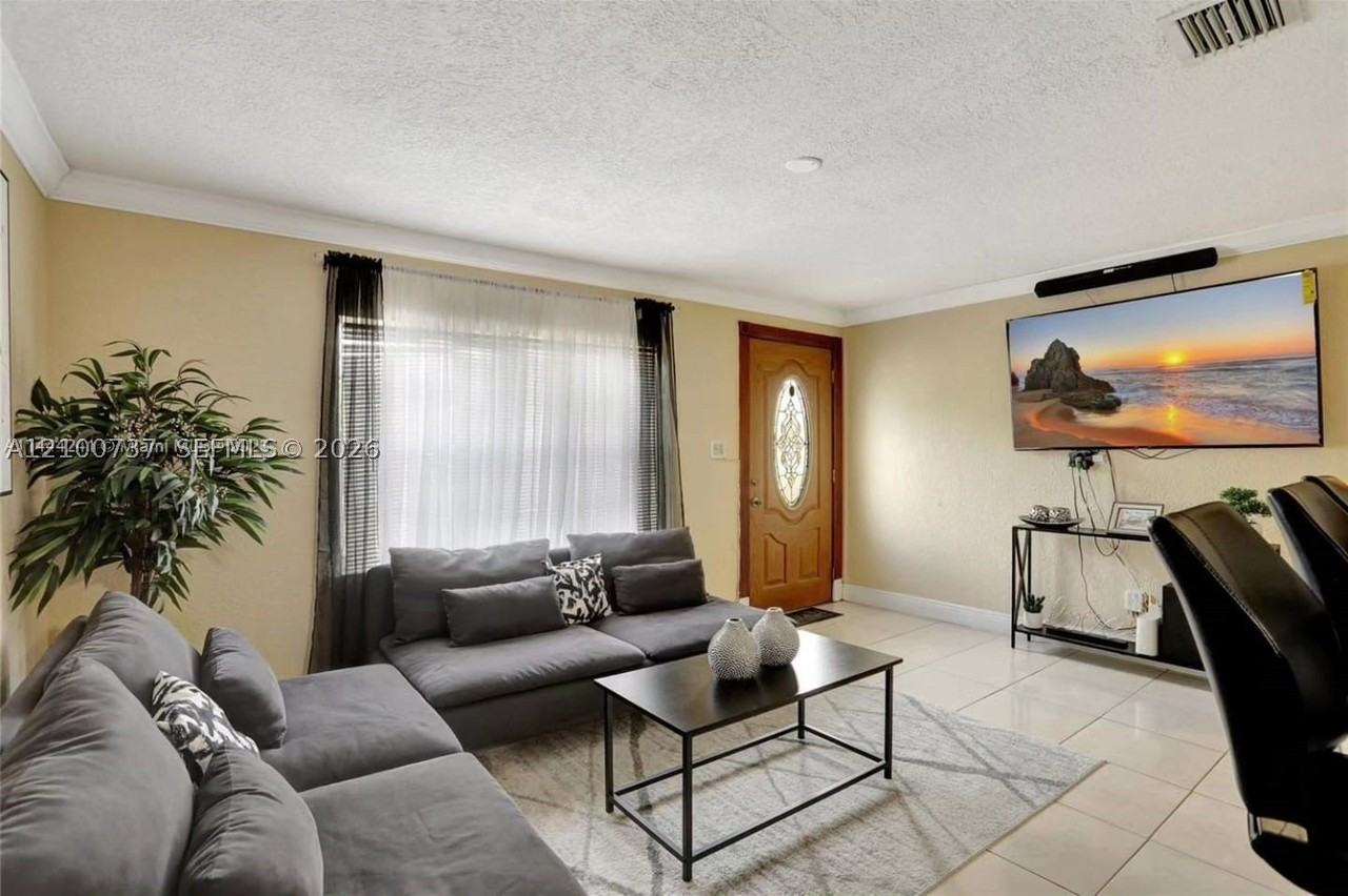 1825 Fern Rd - Photo 2 of 20