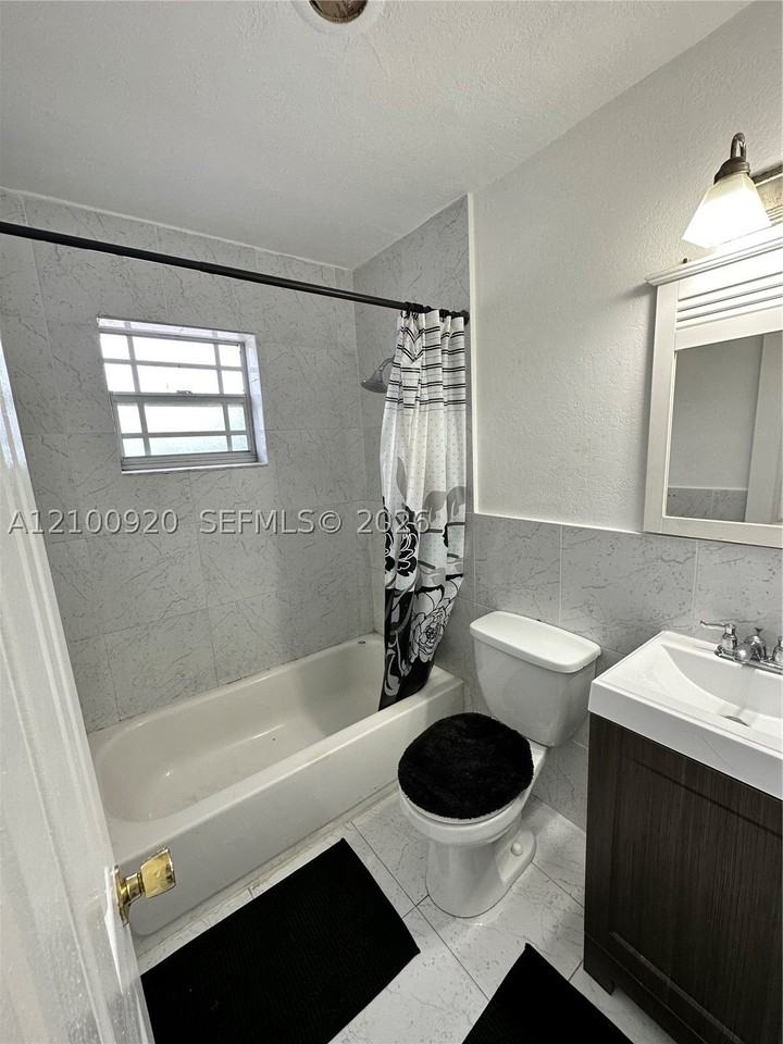 2534 Nw 139th St #3 - Photo 5 of 7