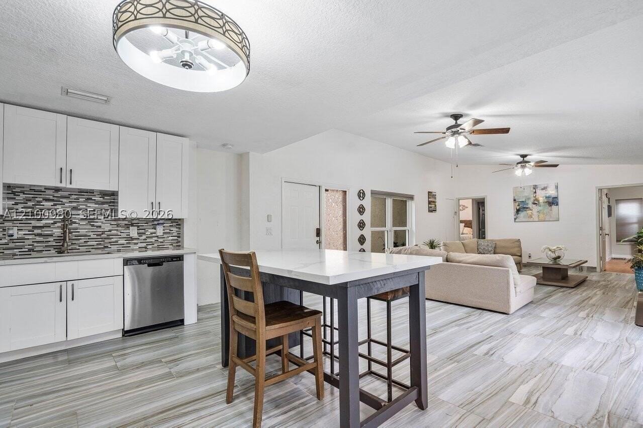 387 Nw 39th Way - Photo 3 of 22