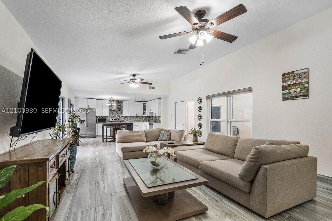 387 Nw 39th Way - Photo 5 of 22