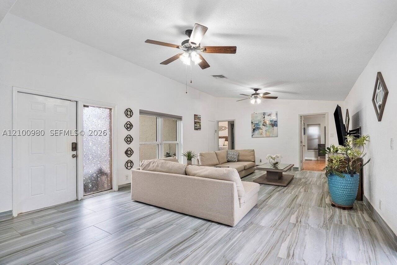 387 Nw 39th Way - Photo 6 of 22