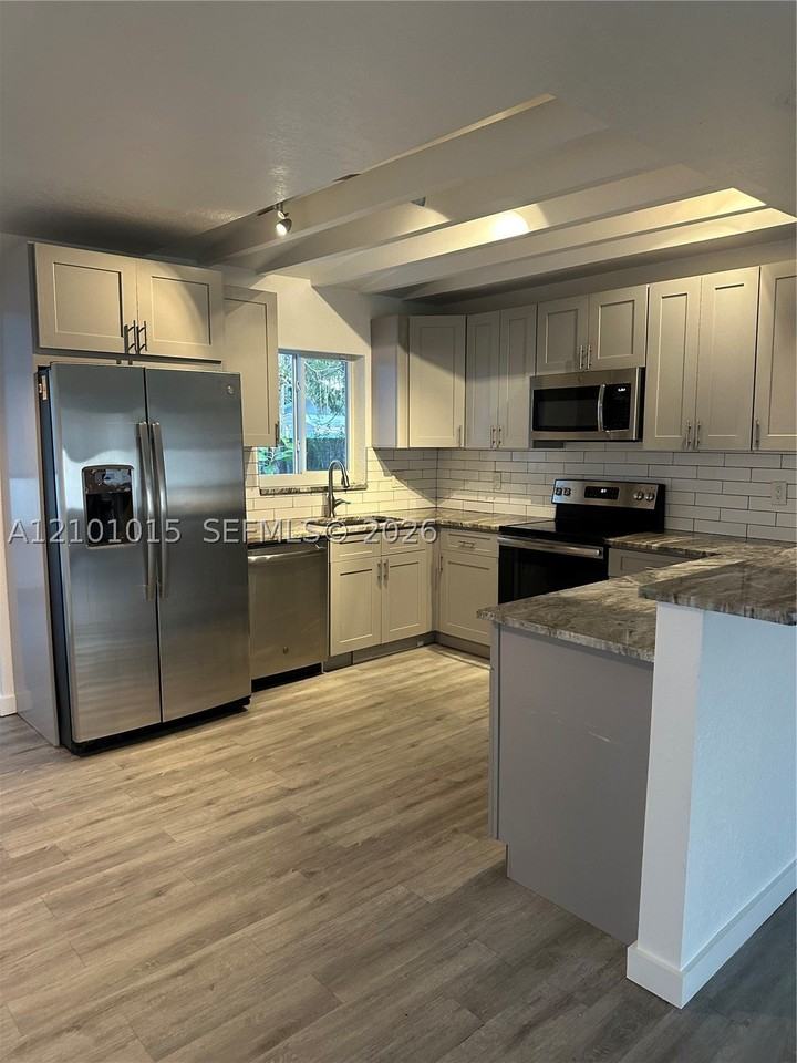 2848 Nw 9th Ter - Photo 4 of 13