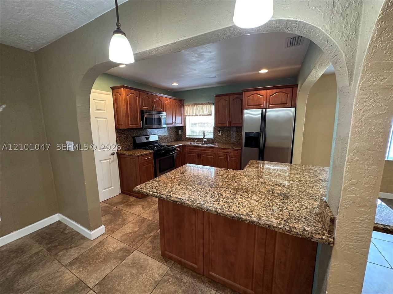 112 Ne 206th Ter - Photo 5 of 17